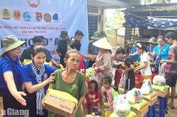 'Phiên chợ 0 đồng' mang nhu yếu phẩm đến người dân Hòn Rỏi