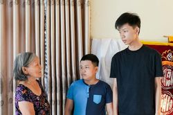 Hai anh em mồ c&ocirc;i cần được tiếp sức đến trường