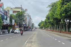 Phường Pleiku tháo dỡ dải phân cách trên đường Lê Lợi để giảm ùn tắc giao thông