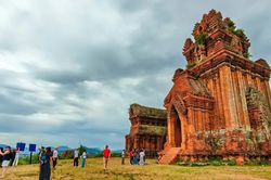 Các đoàn võ thuật tham quan tháp Bánh Ít và thiền viện Thiên Hưng