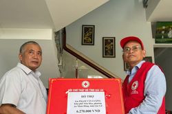 Hội Chữ thập đỏ Gia Lai trao quà cho nạn nhân chất độc da cam và hỗ trợ bệnh nhân khó khăn