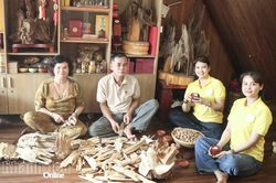 Những phụ nữ giữ nghề xoi trầm ở Vạn Thắng