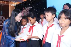 Chương trình Mẹ đỡ đầu: Trao 200 suất học bổng cho trẻ em mồ côi trên địa bàn tỉnh Khánh Hòa