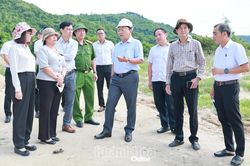 Ph&oacute; Chủ tịch UBND tỉnh Kh&aacute;nh H&ograve;a L&ecirc; Huyền kiểm tra thực tế t&igrave;nh h&igrave;nh thu gom, xử l&yacute; r&aacute;c tại 2 x&atilde; Suối Dầu v&agrave; Cam Hiệp