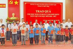 Trao quà cho học sinh có hoàn cảnh khó khăn tại xã Khả Cửu