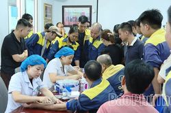 Khám sàng lọc cho hơn 400 công nhân lao động