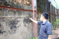 Tường rào xuống cấp, người dân bất an