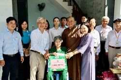 Chùa Sắc tứ Khải Đoan (tỉnh Đắk Lắk) tặng nhà Đại đoàn kết đến hộ nghèo tại phường Tuy Hòa