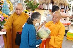TP.HCM: Ch&ugrave;a Gi&aacute;c T&aacute;nh tổ chức kh&oacute;a tu 'Một ng&agrave;y an lạc' v&agrave; trao 220 phần qu&agrave; đến người khiếm thị