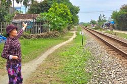 Đứng bên trong khổ giới hạn đường sắt tại Đà Nẵng, người đàn ông bị tàu hàng tông tử vong