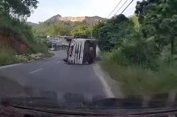 Khoảnh khắc xe tải lật ngang giữa khúc cua, ô tô không kịp tránh