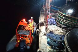 Trắng đ&ecirc;m cứu 30 ngư d&acirc;n tr&ecirc;n t&agrave;u c&aacute; bị ch&aacute;y ở v&ugrave;ng biển Kh&aacute;nh H&ograve;a