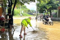 Bộ X&acirc;y dựng y&ecirc;u cầu tăng cường điều tiết giao th&ocirc;ng, chủ động ứng ph&oacute; mưa lũ