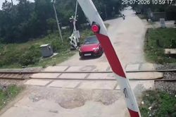 Quảng Trị: Cố tình vượt đường ngang đường sắt, hai tài xế bị phạt 38 triệu đồng