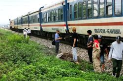 Tai nạn giao th&ocirc;ng 5/8: Băng qua đường sắt, người phụ nữ bị t&agrave;u hỏa c&aacute;n tử vong