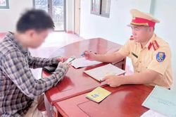 Từ phản ánh của dân, tài xế ô tô đi sai phần đường bị phạt 5 triệu đồng, trừ điểm bằng lái