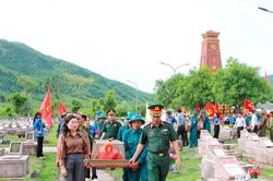 Truy điệu, an táng 8 hài cốt liệt sĩ hy sinh tại Đồng Lộc