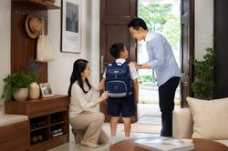 Mùa tựu trường: Làm sao chọn ba lô chống gù thực sự hiệu quả cho trẻ?