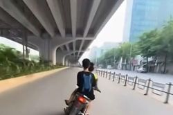Hai thiếu niên liều lĩnh lạng lách xe máy giữa làn ô tô ở Hà Nội
