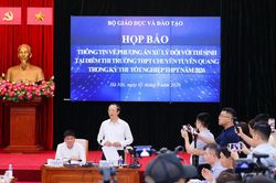 Có sự móc nối giữa phụ huynh và giáo viên tại điểm thi Trường THPT chuyên Tuyên Quang
