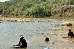 Dòng sông 'vàng' và những phận đời lam lũ