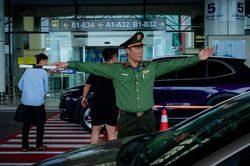 Sân bay Nội Bài điều chỉnh làn đón xe sau phản ánh của hành khách