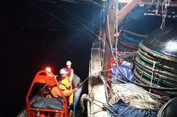 Xuyên đêm vượt sóng gió cứu nạn 30 ngư dân trên tàu cá bốc cháy trên biển