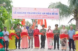 Khánh thành cầu nông thôn do ca sĩ Hòa Minzy tài trợ