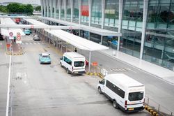 S&acirc;n bay Nội B&agrave;i tiếp tục điều chỉnh l&agrave;n xe dịch vụ đ&oacute;n kh&aacute;ch