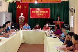 Hiệu trưởng Trường Chính trị Hoàng Đình Giong Nguyễn Ngọc Thư dự sinh hoạt Chi bộ xóm Khuổi Rỳ, xã Bạch Đằng