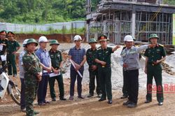 Thiếu tướng Đ&agrave;m Minh Tu&acirc;n, Ph&oacute; Tư lệnh Qu&acirc;n khu 1 kiểm tra tiến độ x&acirc;y dựng c&aacute;c trường li&ecirc;n cấp khu vực bi&ecirc;n giới