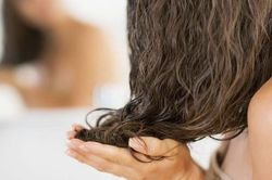Muốn mái tóc luôn thơm ngát cả ngày, chị em nhất định phải biết những bí quyết này