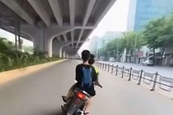 Hai thiếu niên đi xe máy vào làn ô tô rồi lạng lách, đánh võng