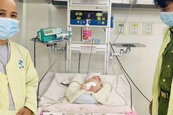 Bé sơ sinh chưa cắt dây rốn, bị bỏ trong bao nilông trước cổng chùa ở Quảng Ngãi