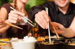 Nhìn cách ăn cơm cũng đủ biết một người có được dạy dỗ tử tế từ nhỏ hay không