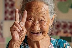 Con người c&oacute; thể sống tới gần 200 tuổi? Nghi&ecirc;n cứu mới tiết lộ yếu tố quyết định