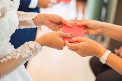 Hiệu trưởng bịa chuyện con trai kết hôn để trục lợi tiền mừng trước khi nghỉ hưu