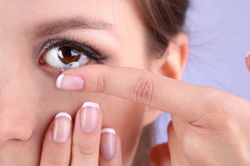 Kính áp tròng đẹp nhưng đừng đánh đổi thị lực: 5 nguyên tắc sử dụng an toàn cần ghi nhớ