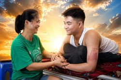 Tai nạn cướp đi nửa cơ thể, chàng trai 17 tuổi cùng mẹ vẽ nên kỳ tích