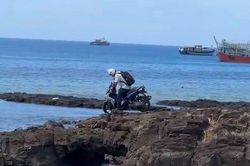 Du kh&aacute;ch nước ngo&agrave;i chạy m&ocirc; t&ocirc; l&ecirc;n di t&iacute;ch quốc gia Cổng T&ograve; V&ograve;