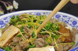 Chỉ mất 10 ph&uacute;t v&agrave;o bếp, trộn 3 nguy&ecirc;n liệu n&agrave;y với nhau l&agrave; c&oacute; m&oacute;n ăn ngon đậm đ&agrave; với rau v&agrave; thịt, rất đưa cơm