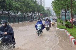 Nguy&ecirc;n nh&acirc;n n&agrave;o khiến H&agrave; Nội v&agrave; miền Bắc mưa lớn?