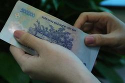 Chị dâu cho tiền, tôi cất kỹ trong tủ vẫn bị chồng lục lọi lấy được, đã vậy anh còn đến tận nhà chị làm ầm ĩ