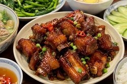 Đừng ướp sườn ngay, đầu bếp 5 sao chỉ cách làm giúp sườn rim mềm, bóng và đậm vị hơn hẳn