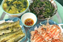 Mâm cơm gia đình nấu vội sau giờ tan ca gây chú ý