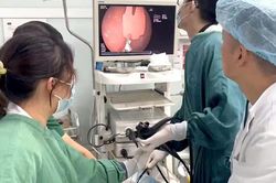 Gặp nạn khi đang ăn sữa chua, bé trai ở Hà Nội phải đi cấp cứu