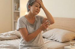 7 sự thật bất ngờ về chứng đổ mồ hôi ban đêm ở phụ nữ mãn kinh