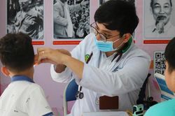 Học sinh tại TPHCM được khám sức khỏe trước khi bước vào năm học mới