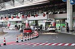 S&acirc;n bay Nội B&agrave;i điều chỉnh l&agrave;n đ&oacute;n xe dịch vụ sau phản &aacute;nh của h&agrave;nh kh&aacute;ch