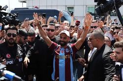 Salah ra mắt Trabzonspor, hơn 2 vạn CĐV tạo nên màn chào đón lịch sử